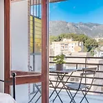 Central Beach Apartment With Free Parking And Pool