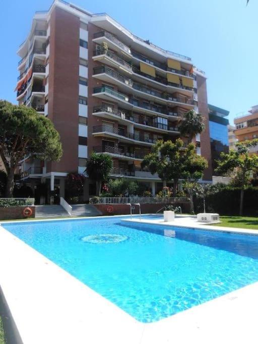 With Free Parking And Pool Appartement